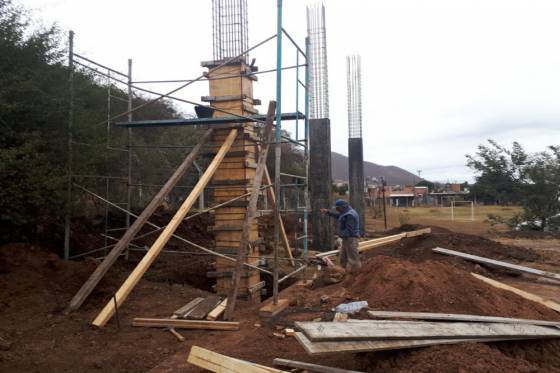 Construyen techo para el playón deportivo del secundario Dr. Miguel Ragone